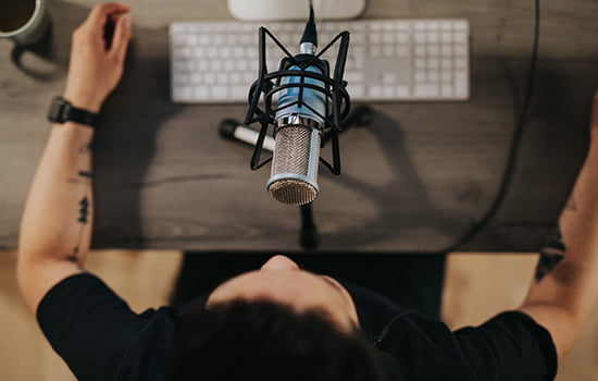 commercial-live-cover-012 Podcast 全線上活動 自行預錄 指定場地錄影 虛實整合作業 棚內直播 錄影 線上直播 活動直播 會議直播 線上會議 線上活動